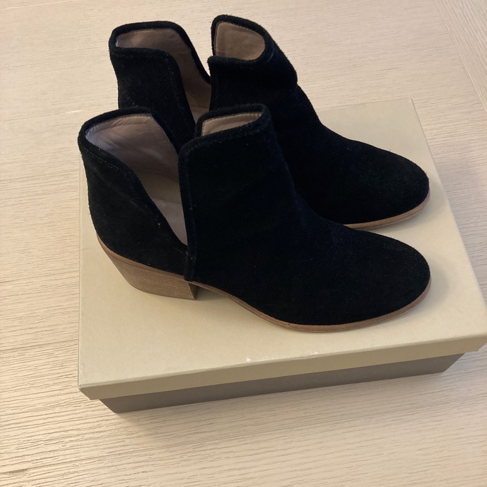 Hinge Barris Ankle Boot Size 8 1/2 Black Suede V Notch Side Cutout